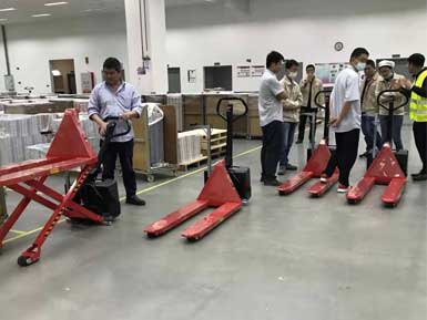 電動高升程搬運(yùn)車交付使用，感謝廠家羅總親自跟客戶講解操作方法！